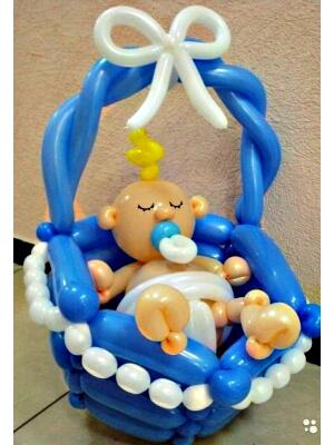 Мальчик в корзине (фигура из шаров)